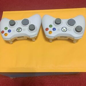 Official Microsoft Xbox 360 White 2 PreOwned Controllers! Authentic! thrifted.